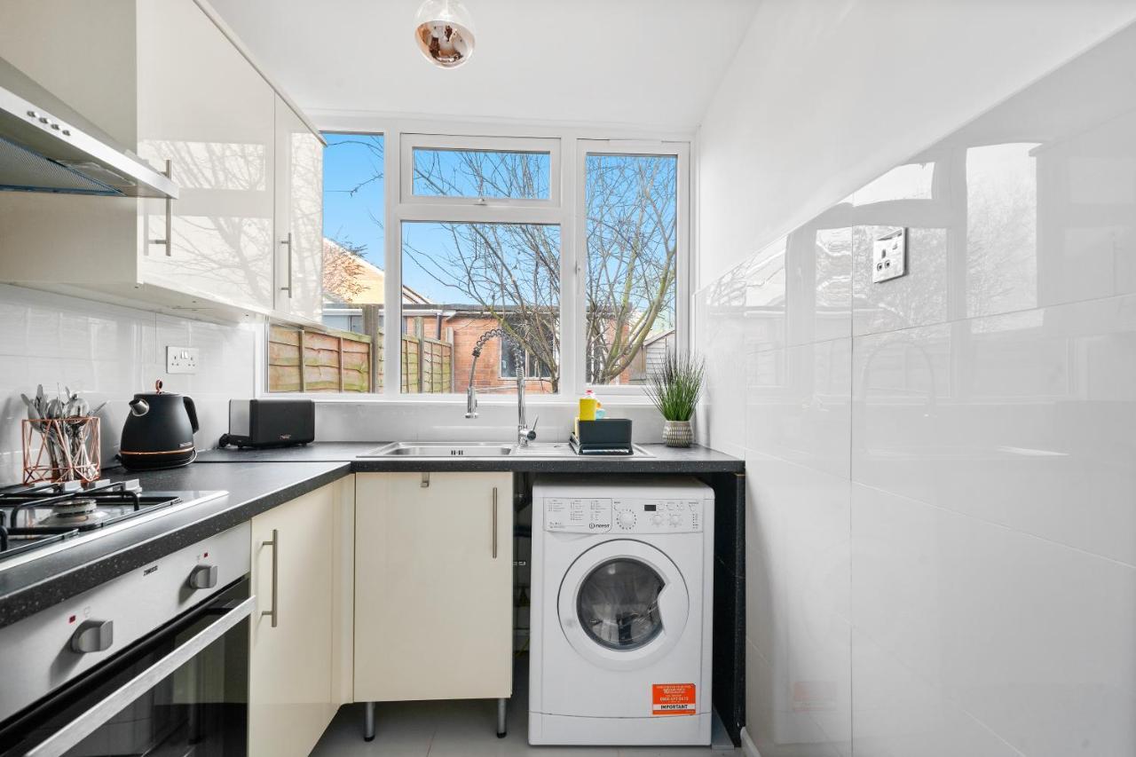 Holiday home Cosy 3 Bedroom With Free Parking, Garden And Smart Tv With Netflix By Yoko Coventry